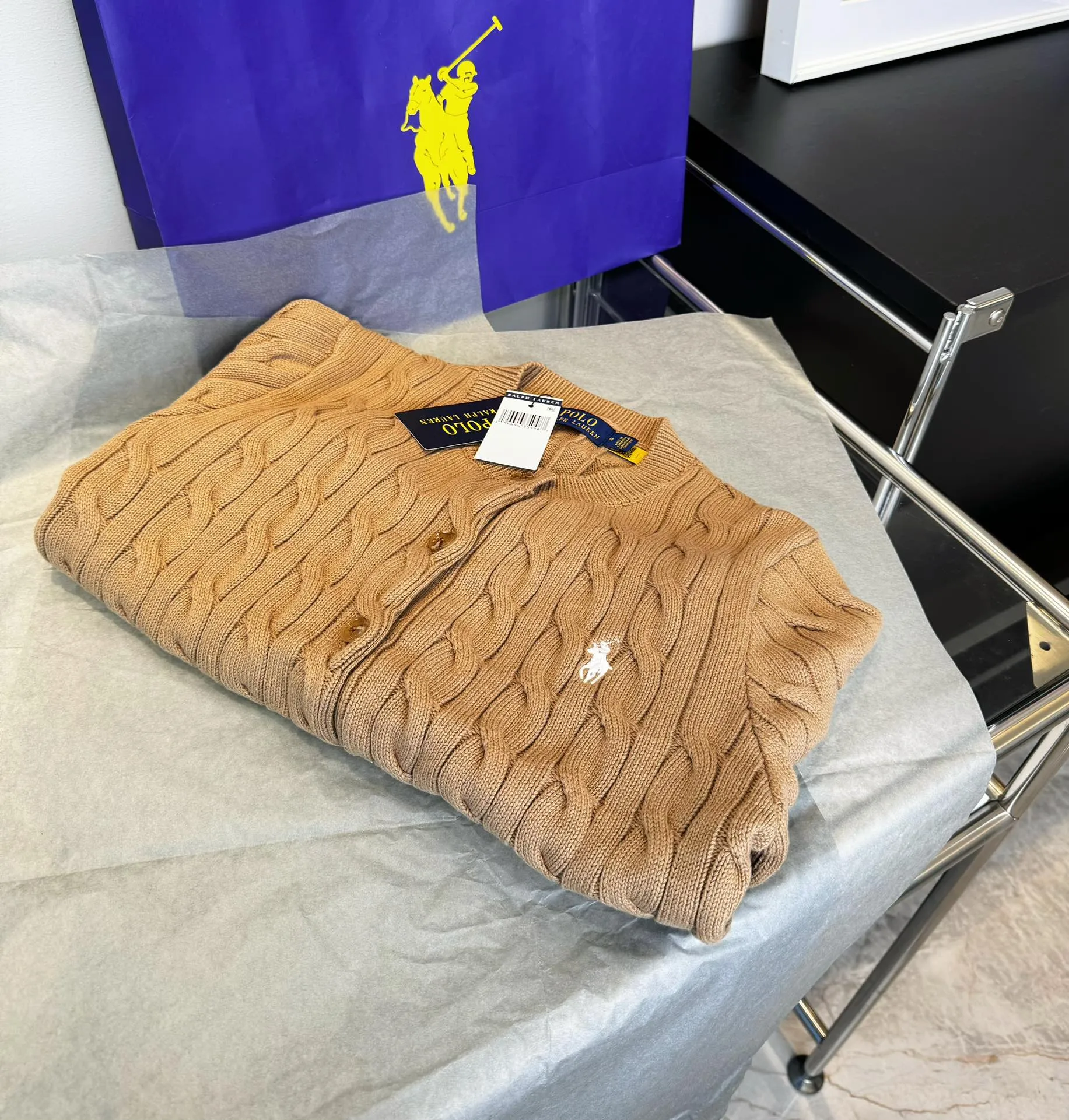 🅿️240 Style number: L05 (khaki) Ralph Lauren RL classic war horse logo embroidery on the chest cable pattern twist button round neck long sleeves buttoned knitted sweater cardigan jacket Color: SIZE: XS S M L Size reference # Length Bust Shoulder width 64 52 45 I will always love sweet girls. The soft and glutinous🧶🫶 style is a very classic cable sweater. It has an American retro college style. It feels very comfortable. It is a must-have item for spring, autumn and winter wardrobes. It also looks good when layered as an inner layer in cold weather. High-density LOGO embroidery on the chest, and original customization of tag accessories. Made of pure cotton yarn 🧶 blended with wool, pure cotton is skin-friendly and comfortable, small label war horse embroidered twist turtleneck sweater 🐎 high quality. Follow the blogger to learn how to wear it! Let’s get a Ralph Lauren cable sweater. It’s a super hard-to-find series after it became popular. It’s hard to find one on the official website. It’s simple and practical to wear, with a lazy and loose feel. The thickened fabric has a more texture, soft and delicate feel, and a loose fit. Whether worn alone or layered, you can wear different styles of fashion with just one piece. ⚠️Contains wool products🦙 Pay attention to the washing method to avoid shrinkage